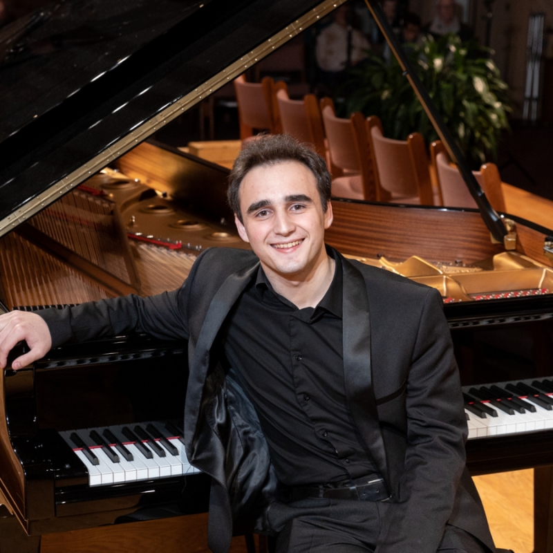 Illia Ovcharenko (piano)